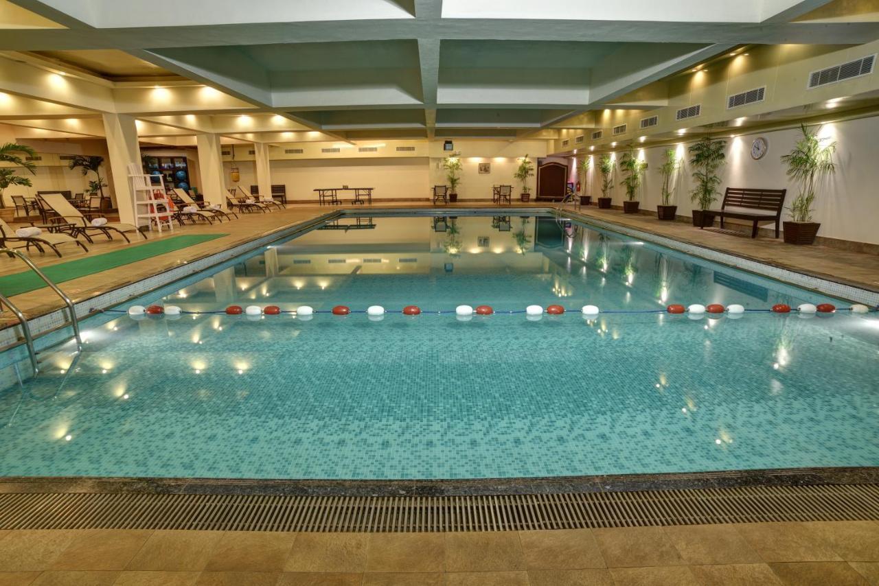 Pearl Continental Hotel, Karachi Exterior photo Swimming pool at the hotel