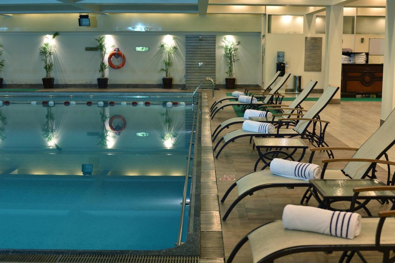Pearl Continental Hotel, Karachi Exterior photo The pool at the hotel
