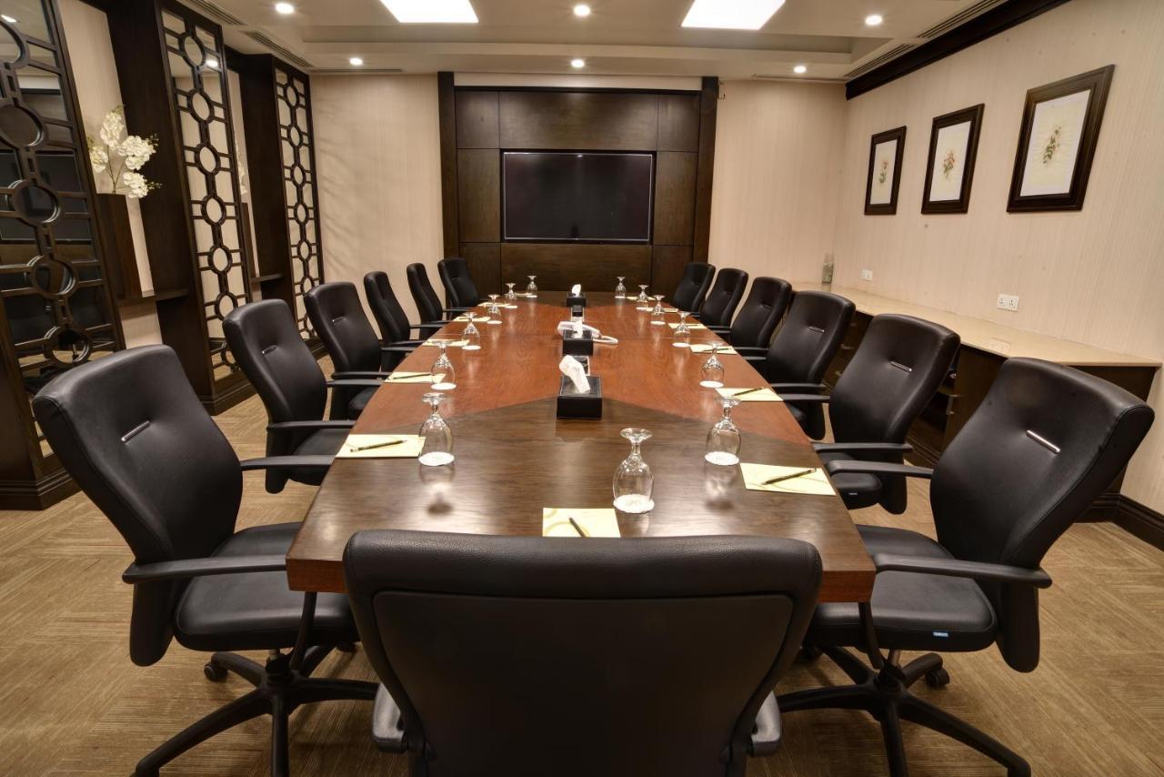 Pearl Continental Hotel, Karachi Exterior photo A boardroom
