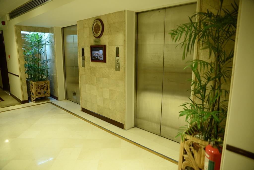 Pearl Continental Hotel, Karachi Exterior photo A typical elevator in a hotel