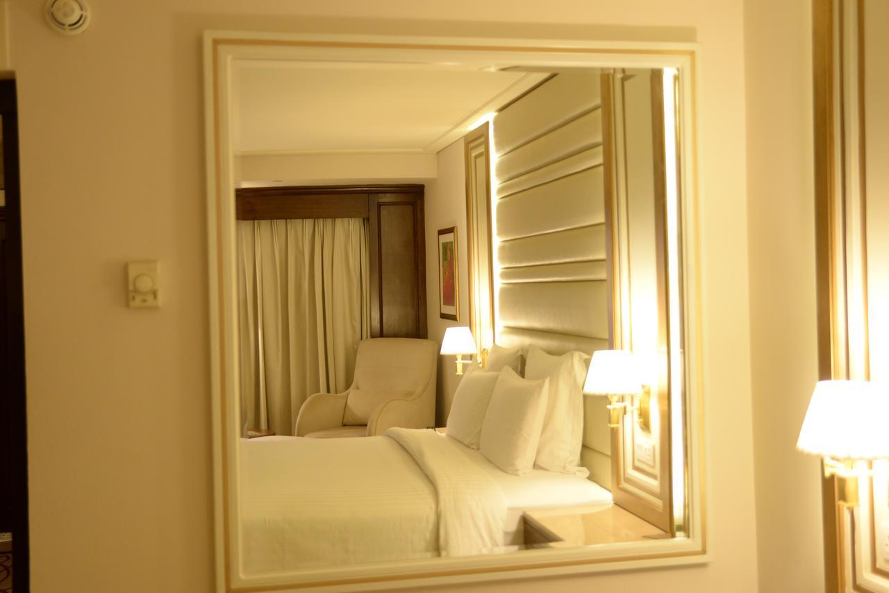 Pearl Continental Hotel, Karachi Exterior photo A mirror