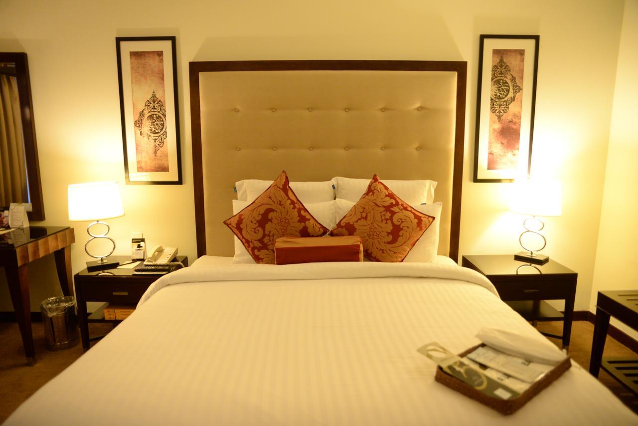 Pearl Continental Hotel, Karachi Exterior photo A bedroom at the Taj Bengal